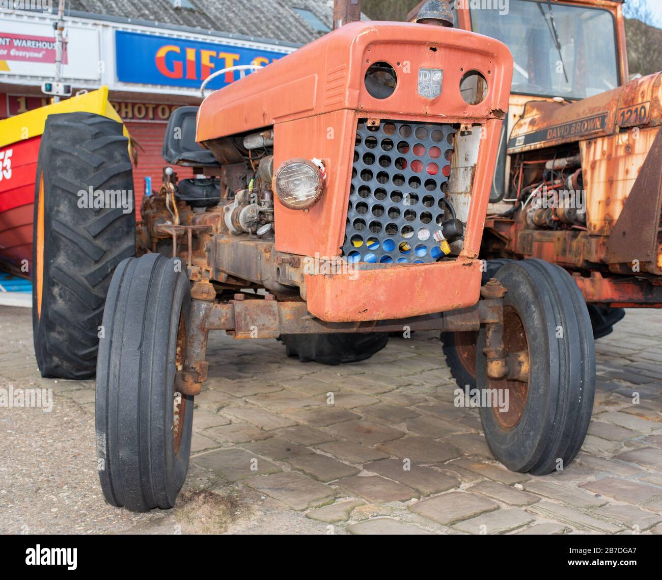 Alter klassischer Traktor auf Filey Coble Landing North Yorkshire UK Stockfoto