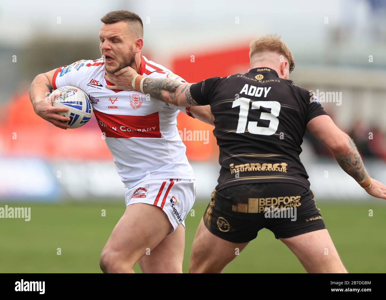 Der Kyle Trout von Hull KR wird von Leigh Centurions' Danny Addy während des Coral Challenge Cup, fünftes Rundenspiel im Craven Park, Hull, angepackt. Stockfoto