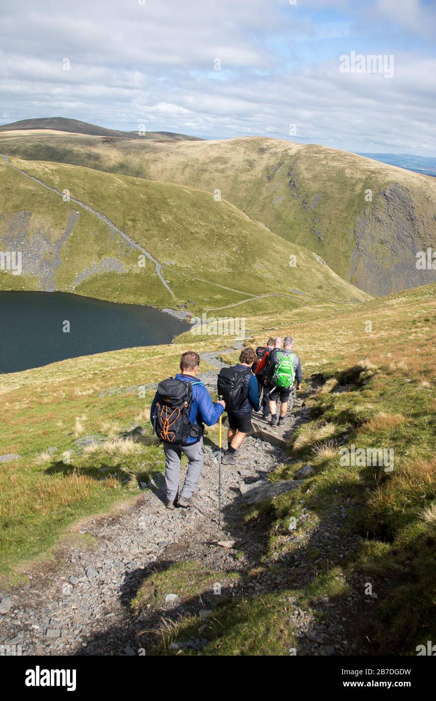 Vier Männer sind auf dem Weg von Blencathra nach Skalen gefallen, Lake District Stockfoto