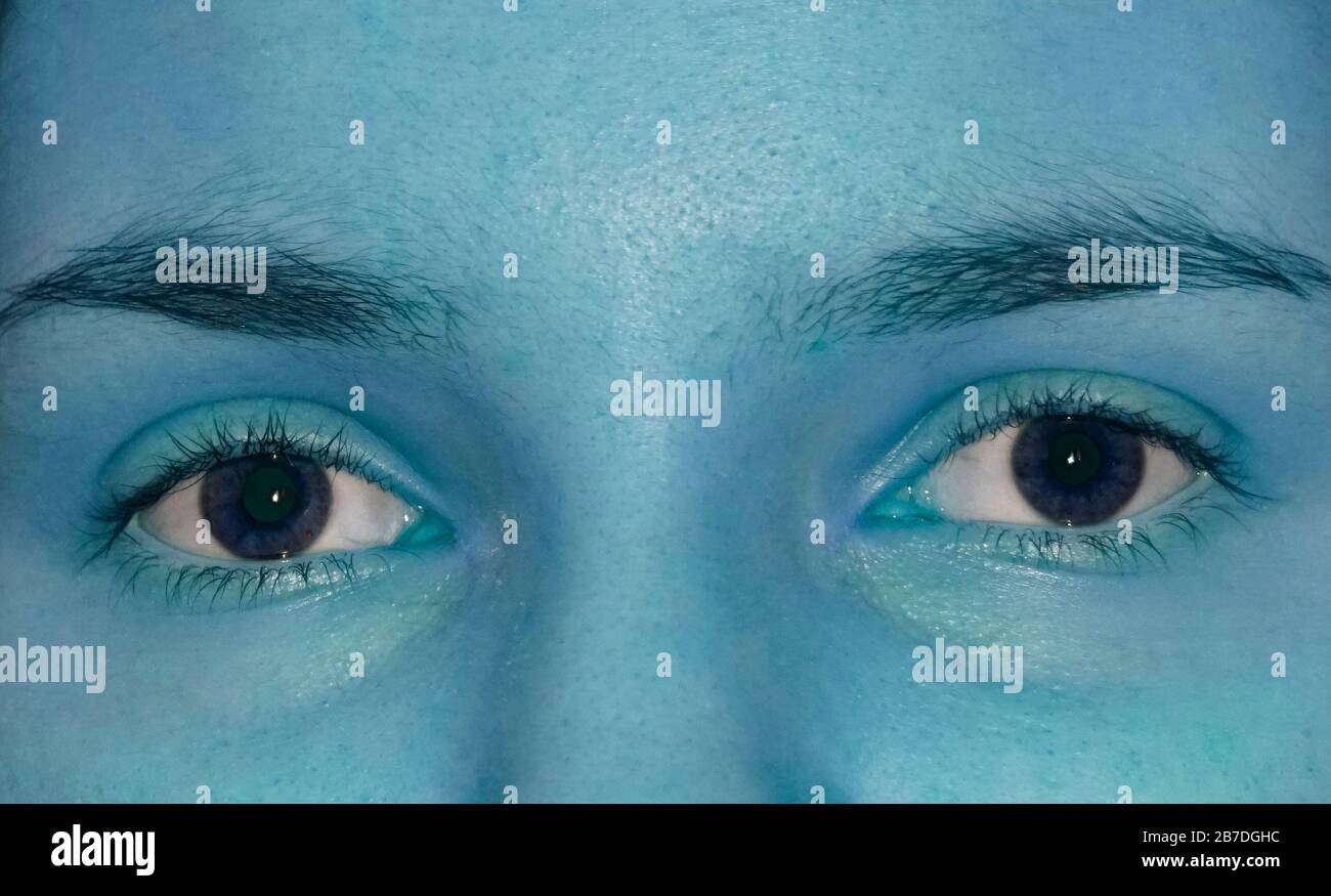Avatar-Stil schwarze Augen und blaues Gesicht des Mädchens in der Nähe Stockfoto