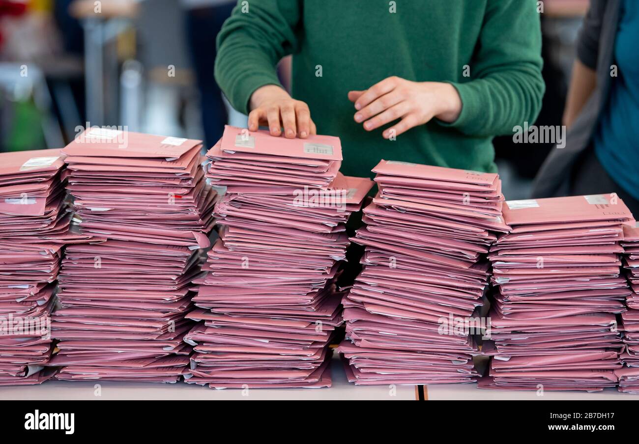 München, Deutschland. März 2020. Wahlhelfer bereiten die Auszählung der Briefwahl in einem Ausstellungsraum vor. Mitten in der Corona-Krise finden in Bayern Kommunalwahlen statt. Credit: Sven Hoppe / dpa / Alamy Live News Stockfoto