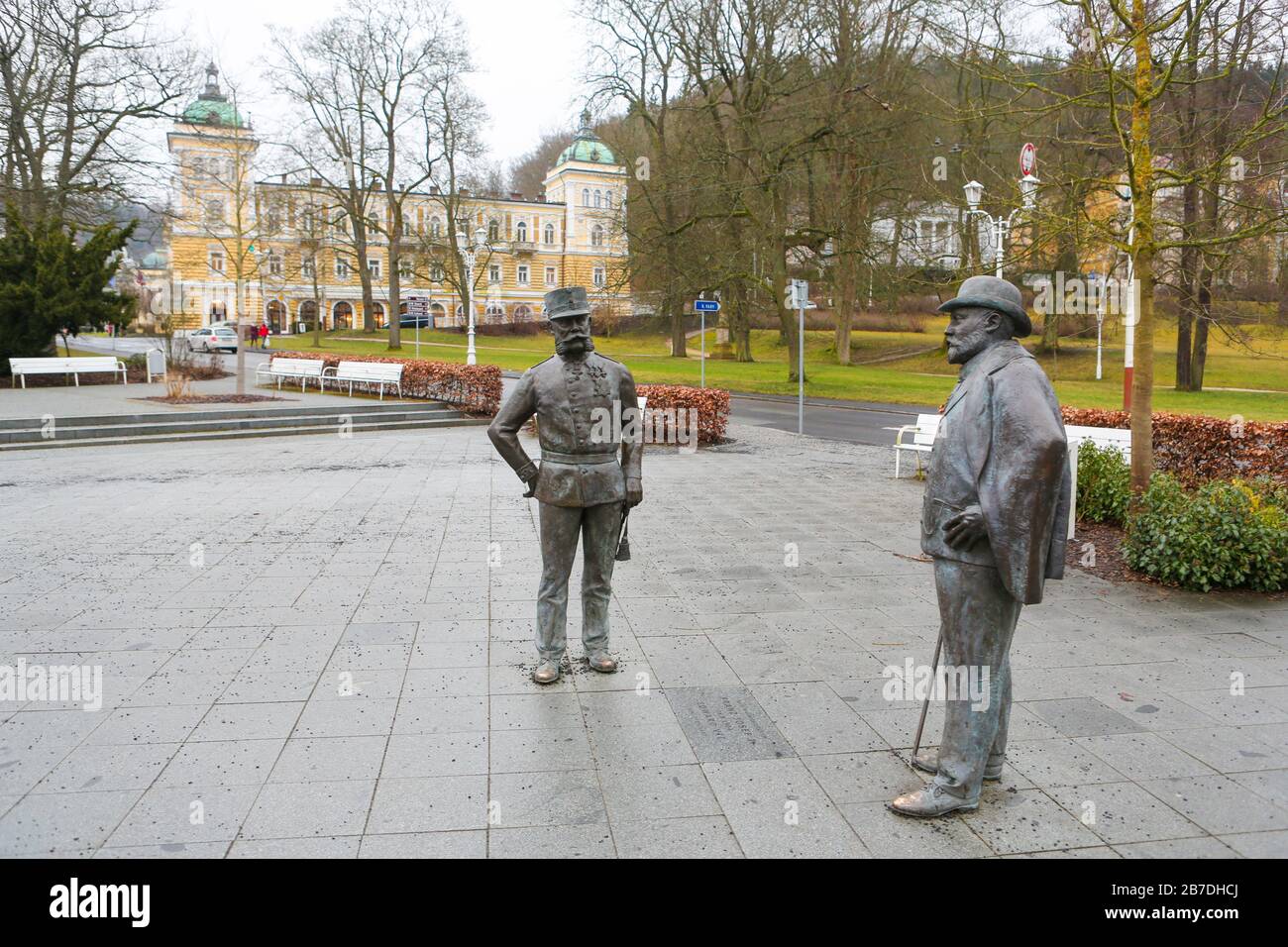 Statuen von Edward VII, britischer König, und Kaiser Franz Joseph I., habsburgischer Kaiser, Marianske Lazne ( Marienbad ), einer Kurstadt, Tschechien Stockfoto