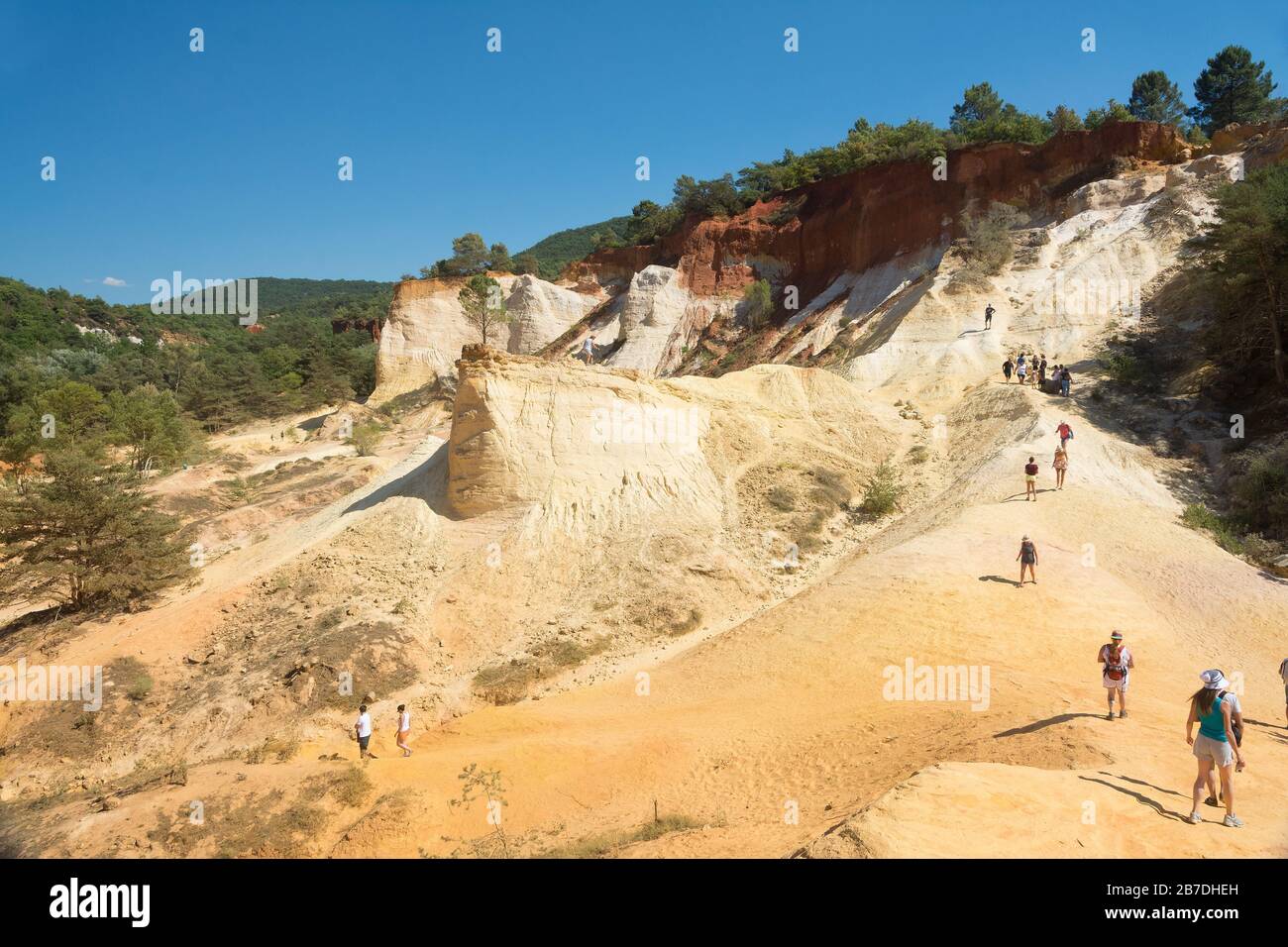 Roussilion, Frankreich - August 13,2016: Touristen, die in der berühmten ocra Farbe steinbrüche in der Nähe von Roussillon in Frankreich an einem sonnigen Tag Stockfoto