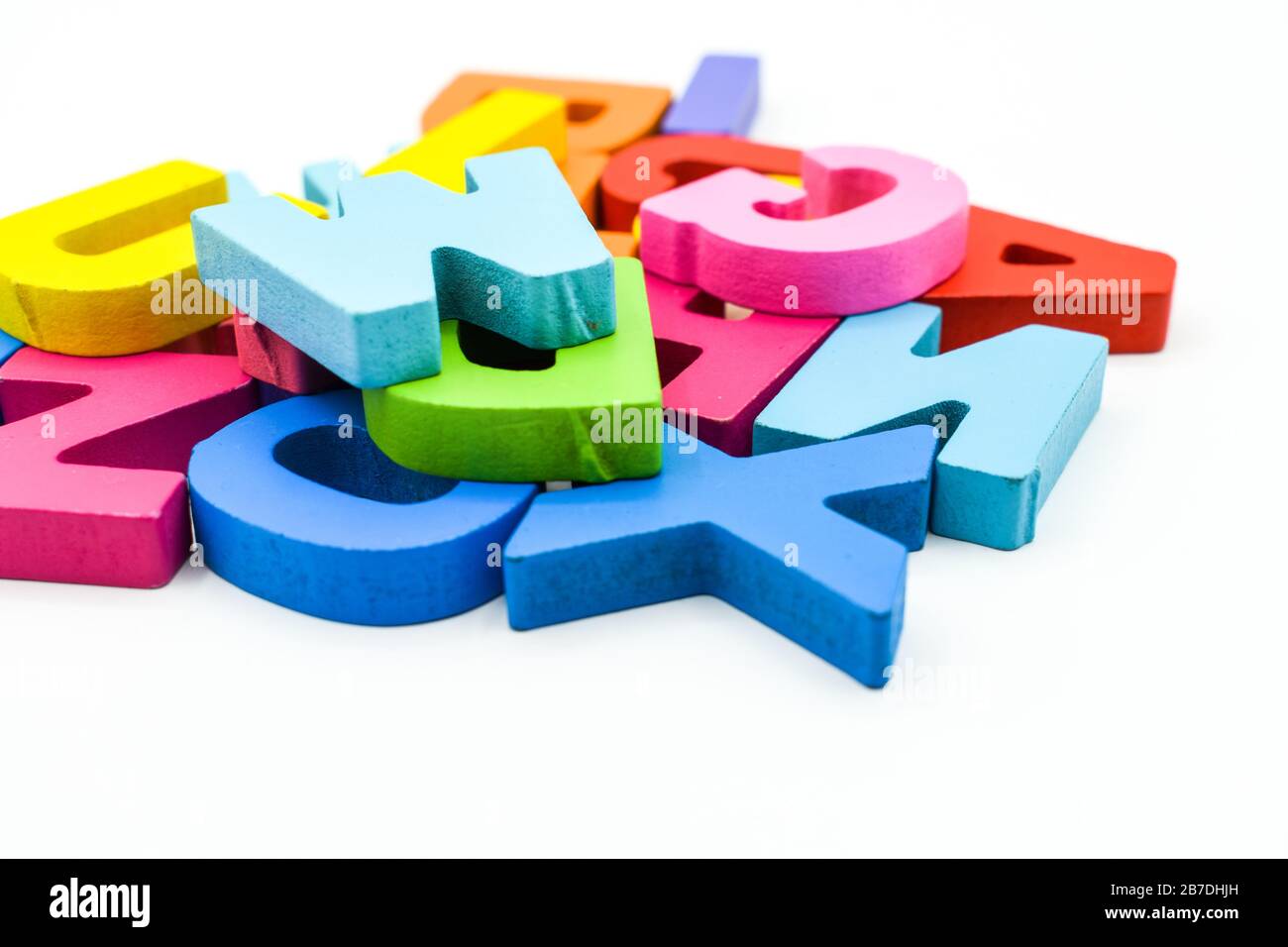 Bunte Buchstaben aus Holzalphabet isoliert auf weißem Hintergrund. Lernkonzept. Stockfoto