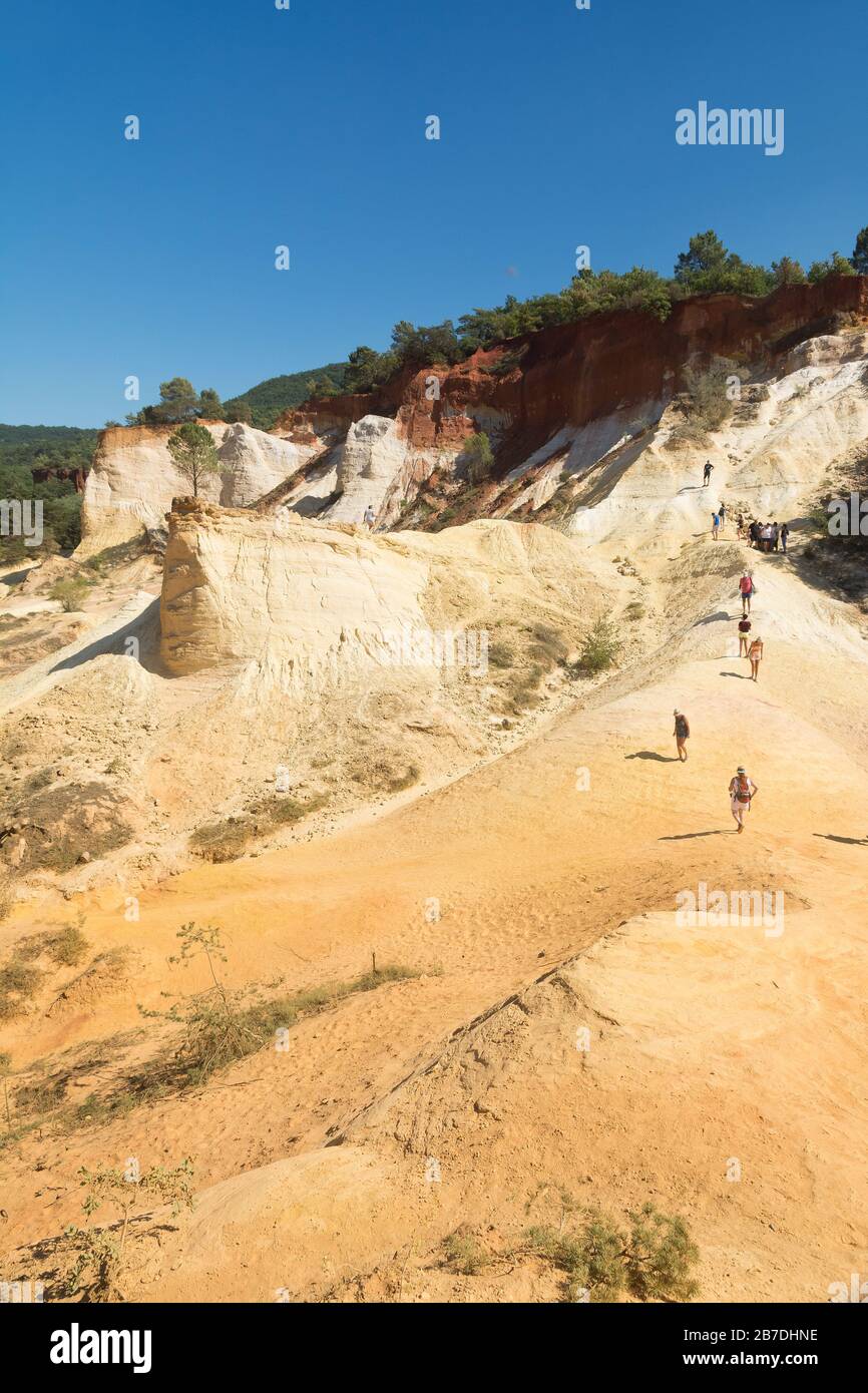 Roussilion, Frankreich - August 13,2016: Touristen, die in der berühmten ocra Farbe steinbrüche in der Nähe von Roussillon in Frankreich an einem sonnigen Tag Stockfoto