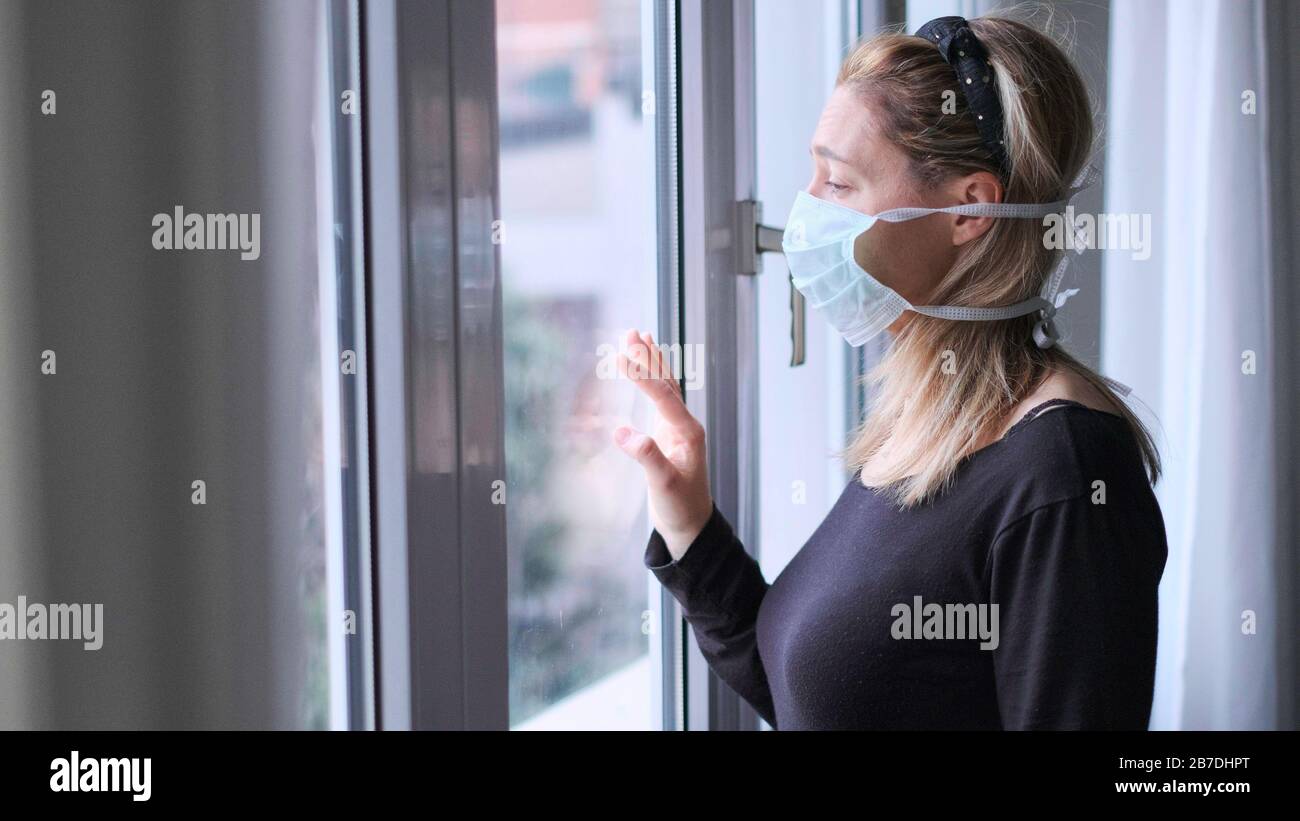 Frau mit horizontalem Hintergrund isoliert zu Hause wegen Virusausbruchs oder Hypochondrie Stockfoto