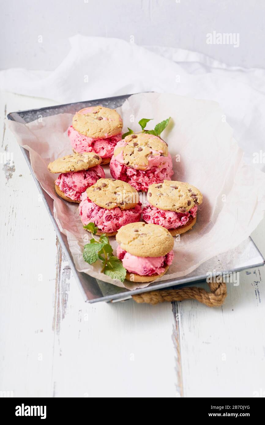 Draufsicht Bild von Himbeereissandwiches mit Schokoladenchip-Plätzchen Stockfoto