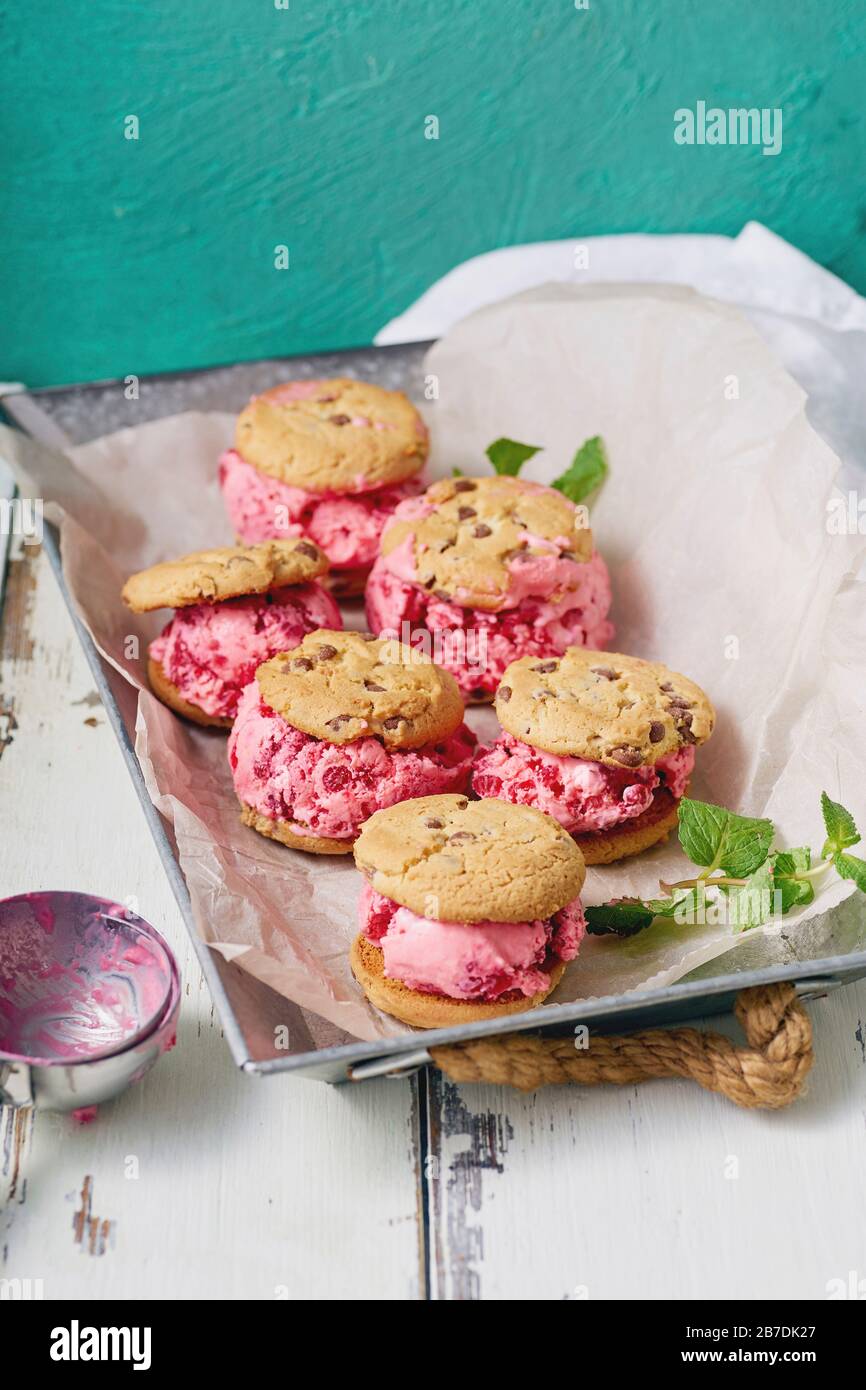 Himbeereissandwiches mit Schokolade-Chip-Plätzchen Stockfoto