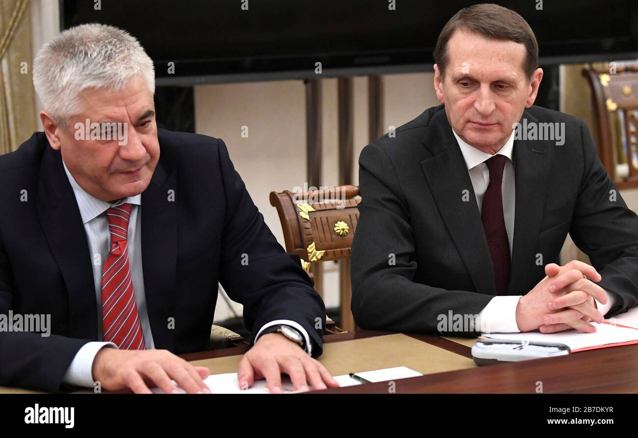 Der russische Innenminister Wladimir Kolokoltsev, links, und Direktor des Auslandsgeheimdienstes Sergei Naryschkin vor Beginn einer Sitzung der ständigen Mitglieder des Sicherheitsrates der Russischen Föderation unter Vorsitz von Präsident Wladimir Putin im Kreml am 13. März 2020 in Moskau, Russland. Stockfoto