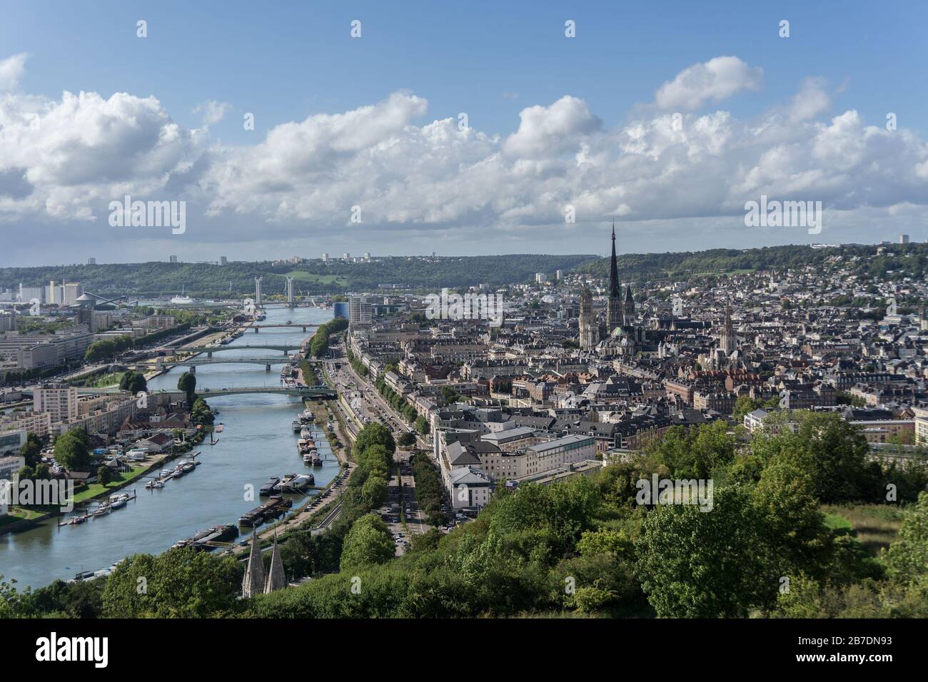 Panoramasicht auf die Stadt Rouen, die am Ufer der seine liegt. Rouen ist die Hauptstadt der Normandie und eine der größten und ältesten Stockfoto