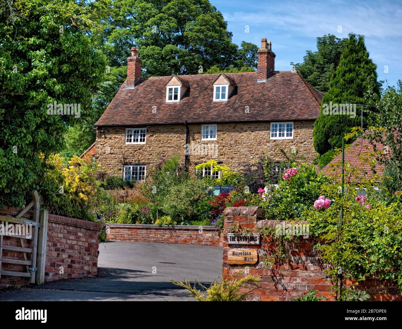 Schönes freistehendes Haus und Garten in Napton on the Hill, Oxfordshire, England, Großbritannien Stockfoto