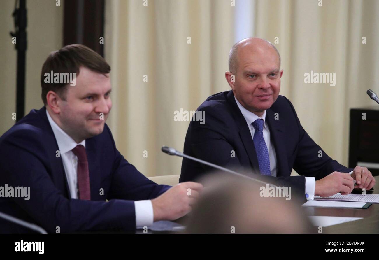 Die russische Aide an den Präsidenten Maxim Oreshkin, die Linke und Der Erste stellvertretende Präsident und Vorsitzende des VTB Bank Management Board Yury Solowiev während einer Investorenversammlung unter dem Vorsitz von Präsident Wladimir Putin im Kreml am 11. März 2020 in Moskau, Russland. Stockfoto
