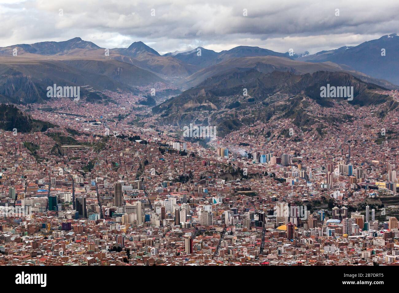 La Paz Bolivien Stadt auf den Hügeln bietet einen Blick auf die Berge Stockfoto