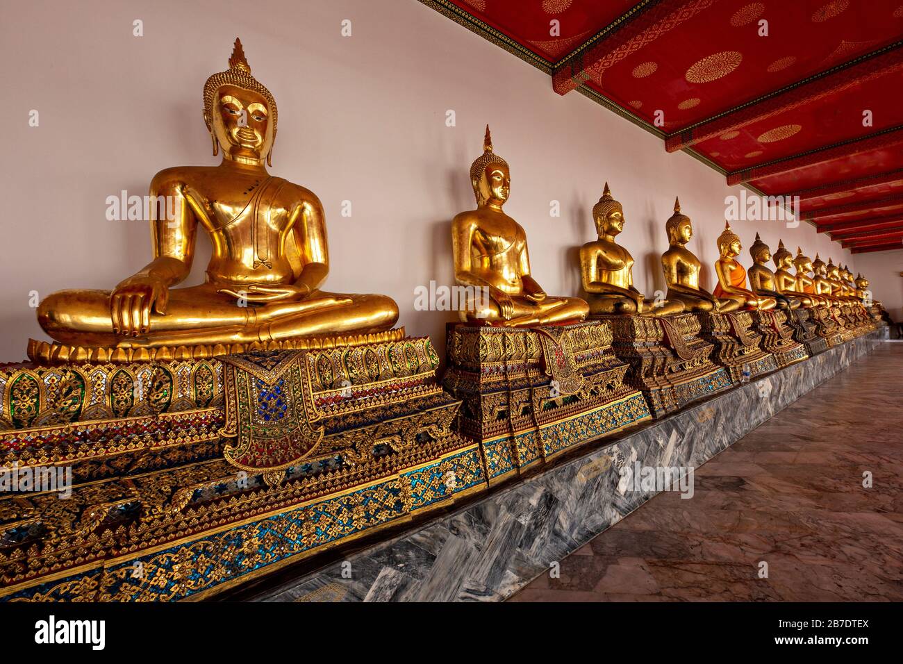 Reihe von Buddha-Statuen im buddhistischen Tempel, bekannt als Wat Pho, in Bangkok, Thailand Stockfoto