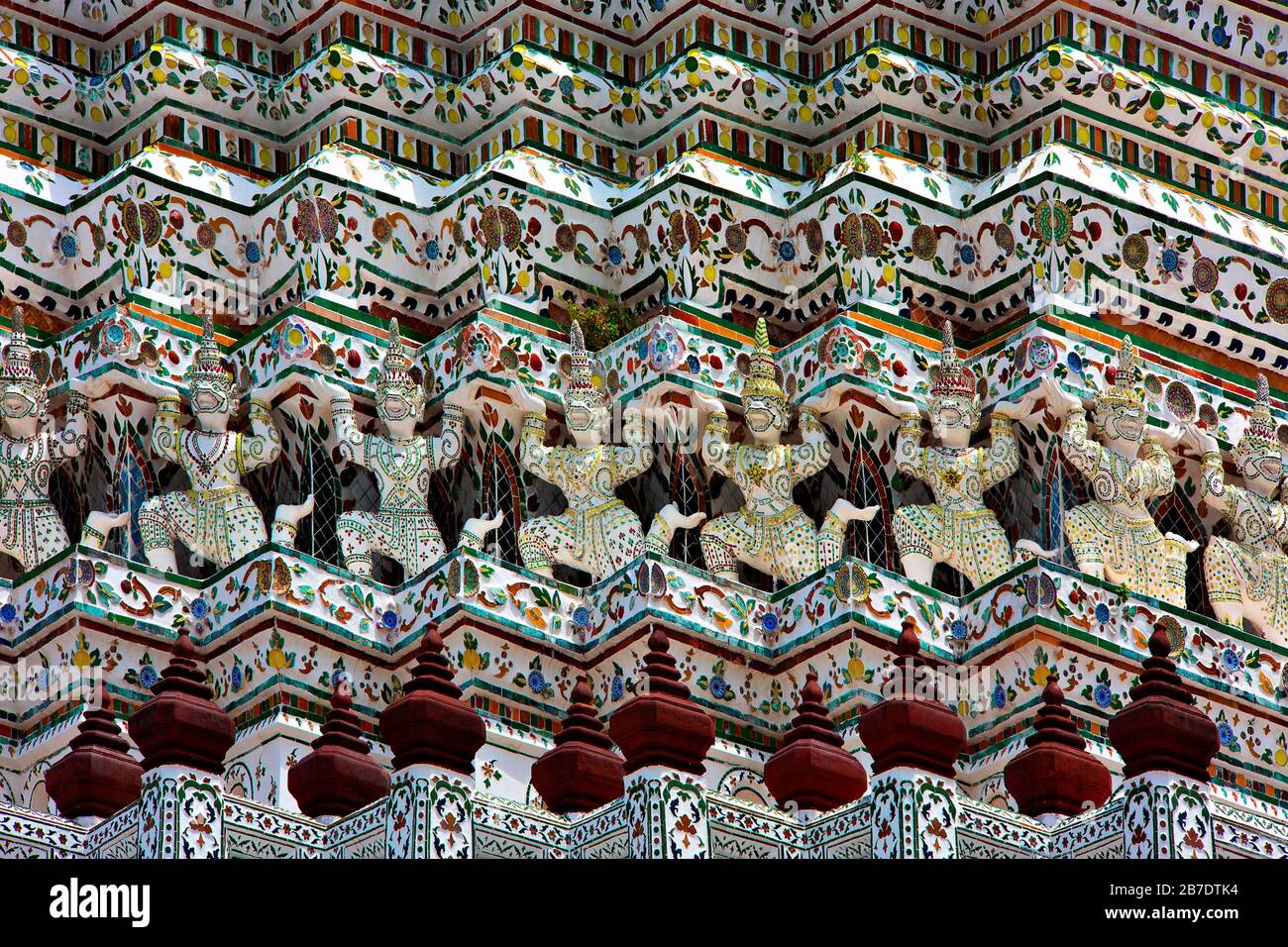 Dekorationsdetails im buddhistischen Tempel Wat Arun, in Bangkok, Thailand. Stockfoto