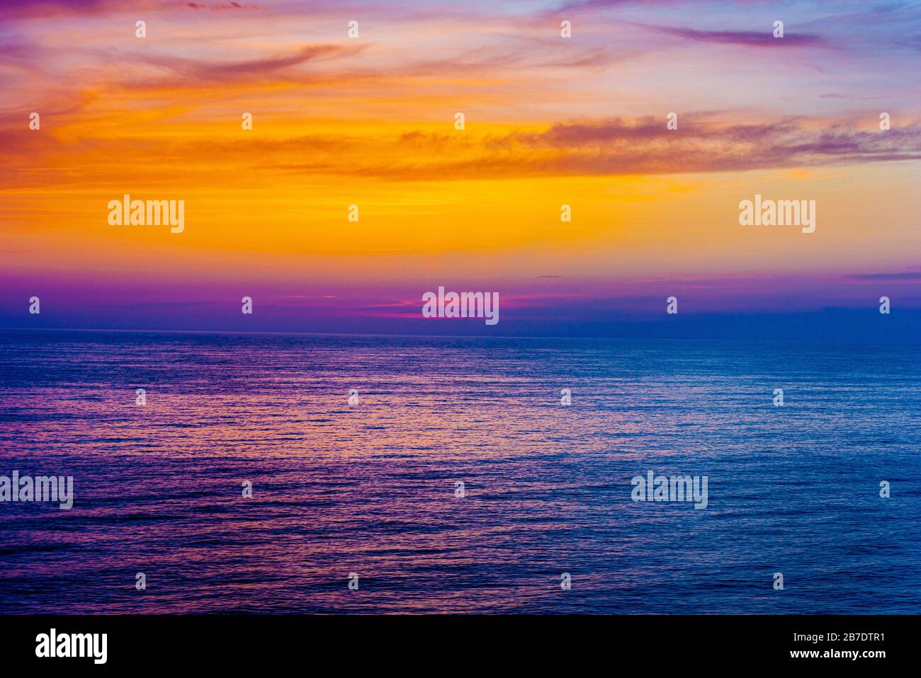 Atemberaubender Sonnenuntergang am Meer, ein Ort zum Entspannen und genießen der Ruhe Stockfoto