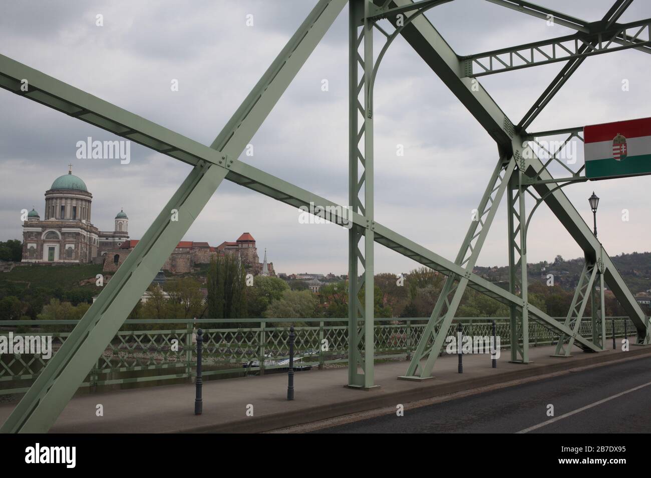 Über die Brücke nach Ungarn Stockfoto