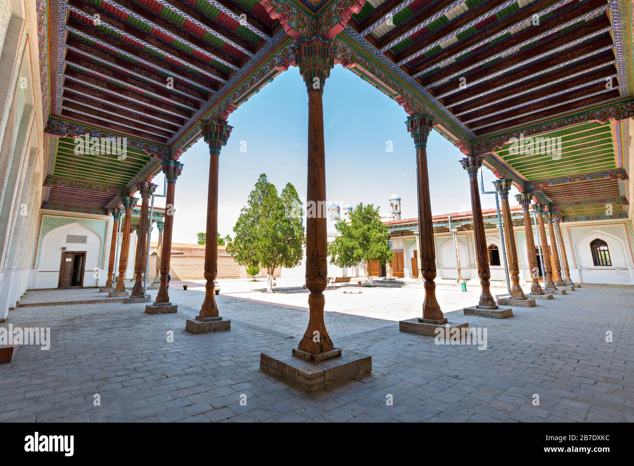 Holzpfeilern im Inneren des Khudayar-Khan-Palastes in Kokand, Usbekistan. Stockfoto