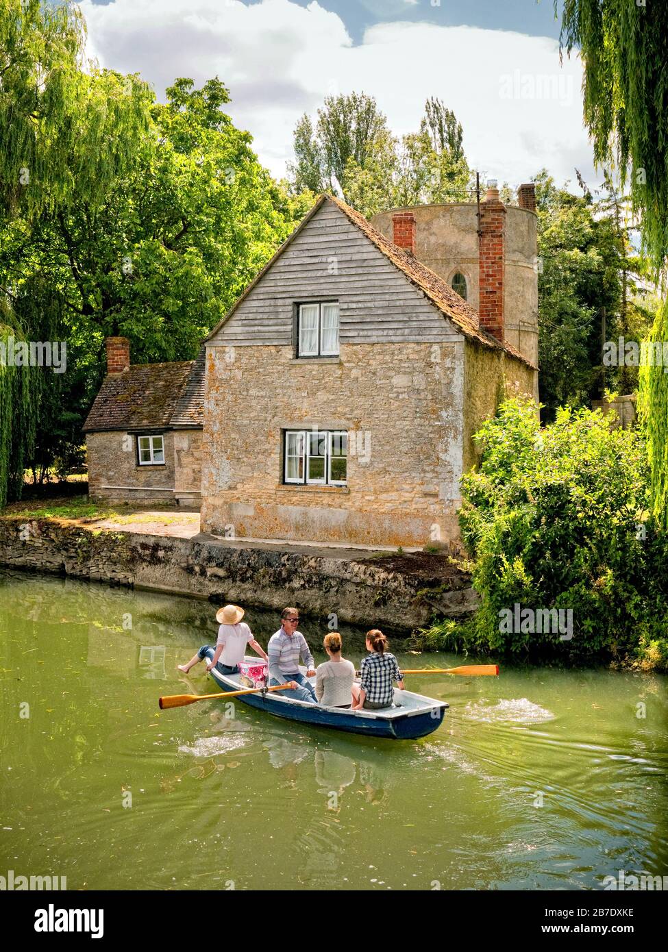 Ausflugsboot am Ende der Schifffahrt in der Nähe der Mühle auf der Themse in Lechlade, Cotswolds, Gloustershire, England, Großbritannien, Großbritannien Stockfoto