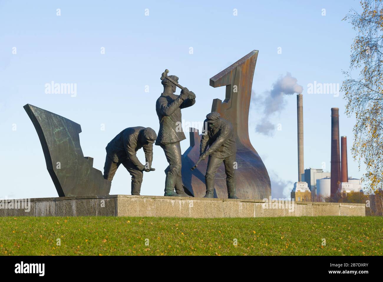 Denkmal für Schiffbauer an einem sonnigen Oktobertag. Varkaus, Finnland Stockfoto