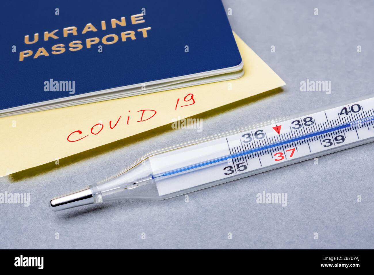 Coronavirus: Die Ukraine schließt die Grenzen als Covid-19-Pandemie. Quarantäne- und Reisekonzept. Reisepass mit COVID-19-Aufschrift. Coronavirus COVID-19 Stockfoto