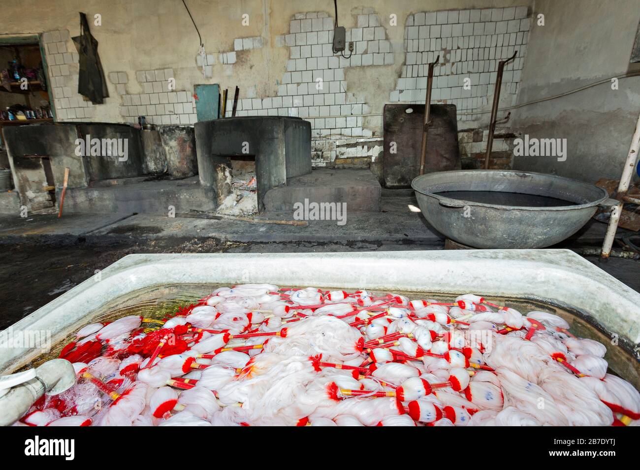 Seidenfabrik mit Seidenfäden in zu färbendem Wasser, in Margilan, Usbekistan Stockfoto