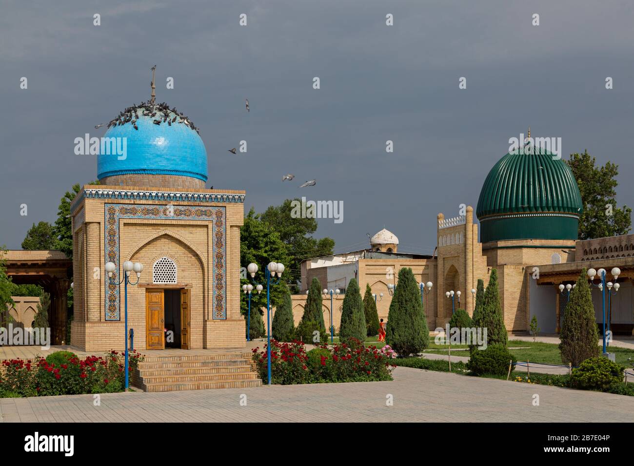Memorial-Komplex von PIR Siddik mit Tauben auf der Kuppel im Fergana-Tal, Usbekistan. Stockfoto