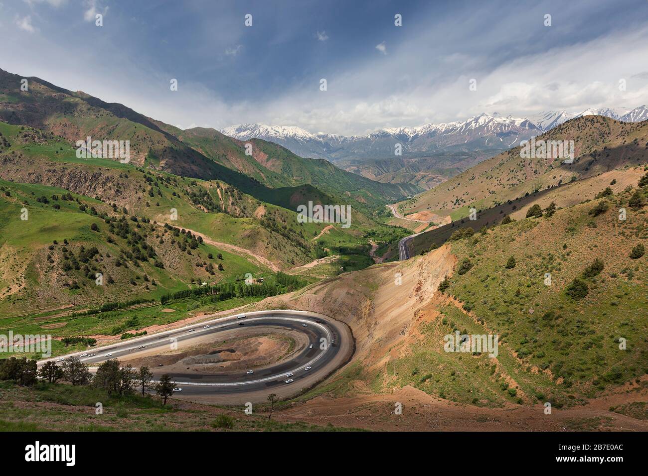 Kurvenreiche Straßen und Berge zwischen Taschkent und Fergana Valley in Usbekistan Stockfoto