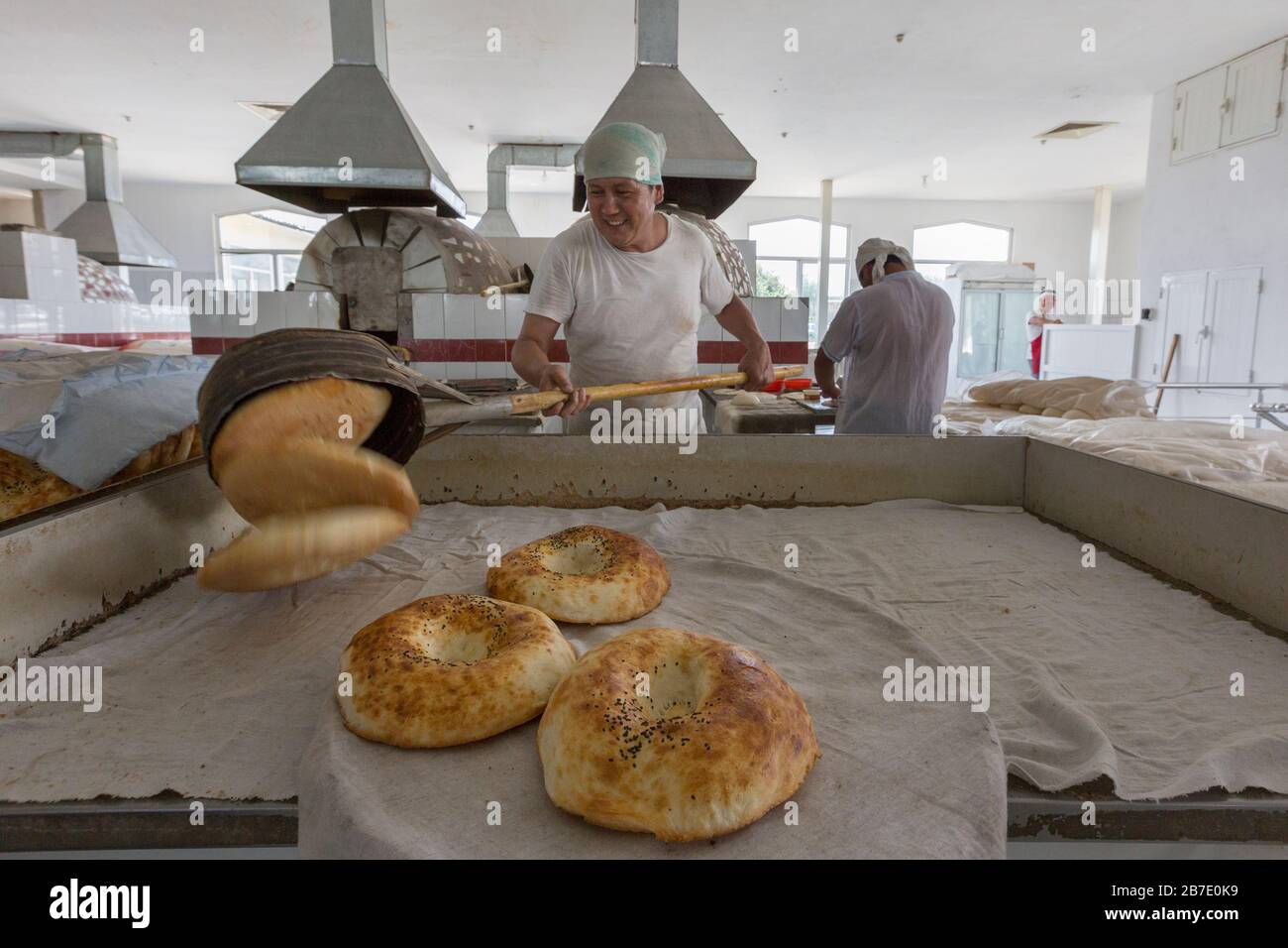 Man backt Brot auf dem Chorsu-Basar in Taschkent, Usbekistan. Stockfoto
