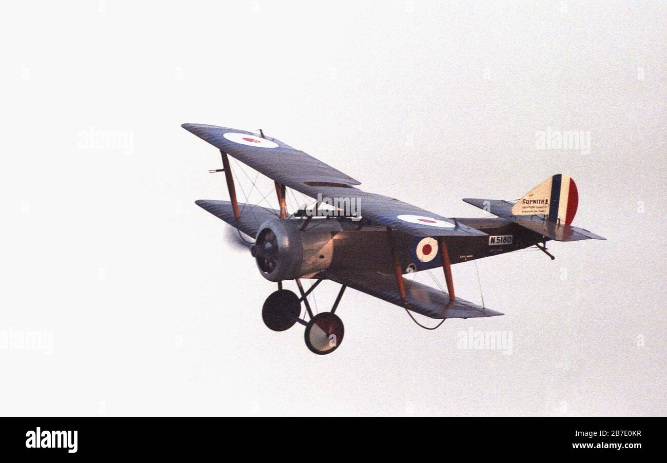 1978, historisches, restauriertes Sopwith F.I Camel, Doppelflugzeug im Flug, England, Großbritannien. Der alliierte Kämpfer ist einer der bedeutendsten und berühmtesten aller WW1 Flugzeuge, war aber bekanntermaßen schwer zu fliegen und so viele Piloten wurden bei Unfällen getötet, wenn im Kampf. Stockfoto