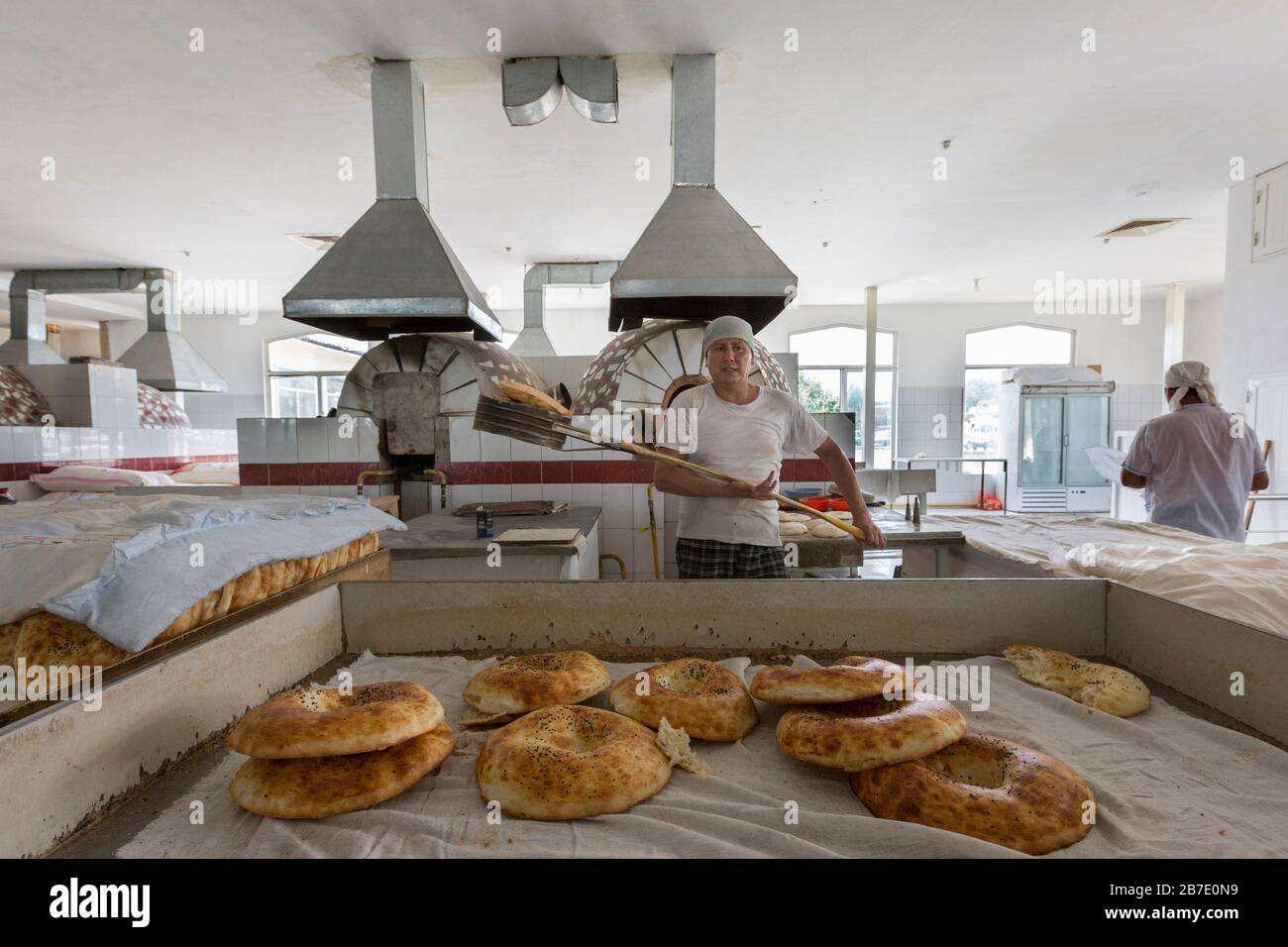 Man backt Brot auf dem Chorsu-Basar in Taschkent, Usbekistan. Stockfoto