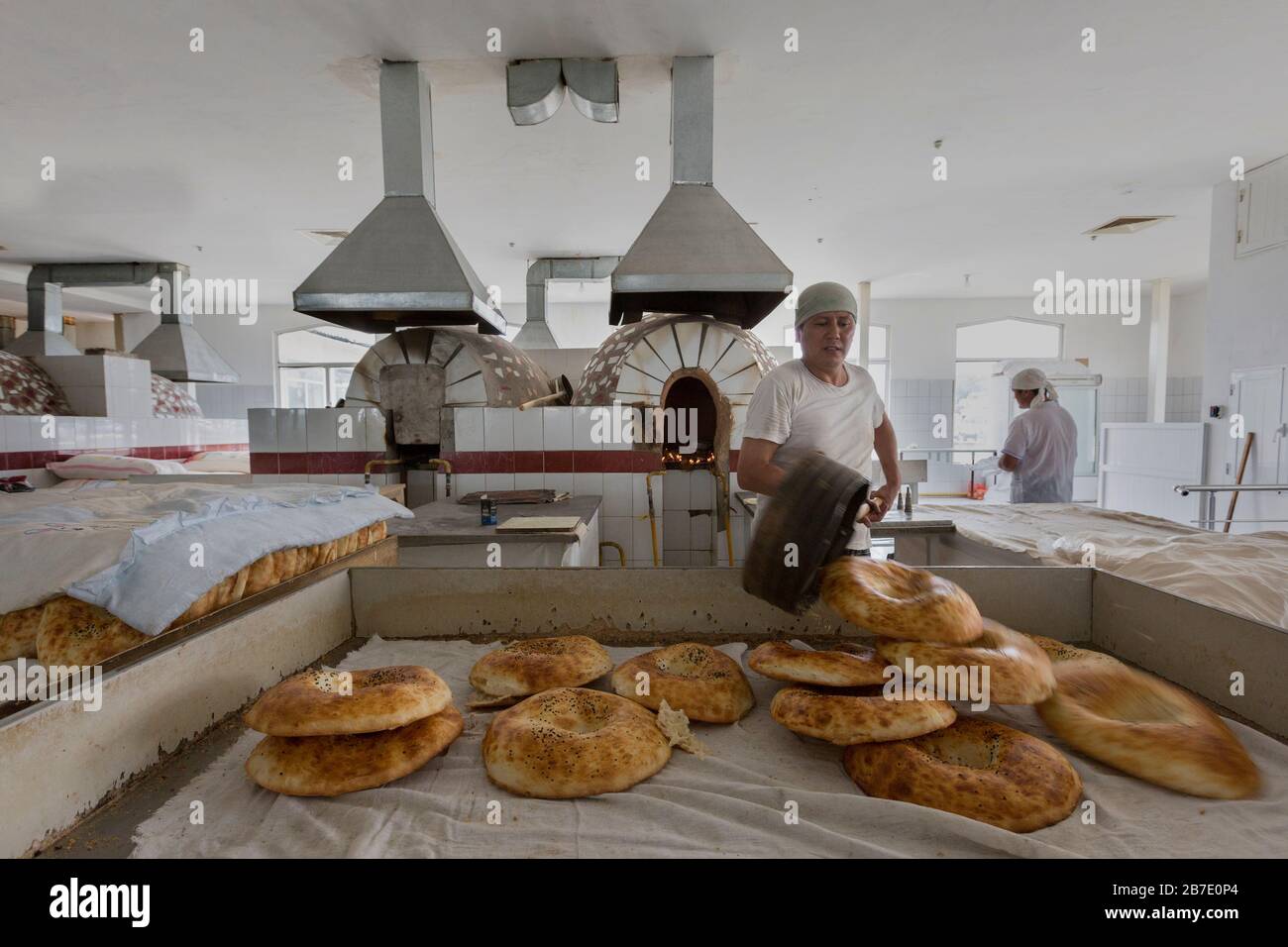 Man backt Brot auf dem Chorsu-Basar in Taschkent, Usbekistan. Stockfoto