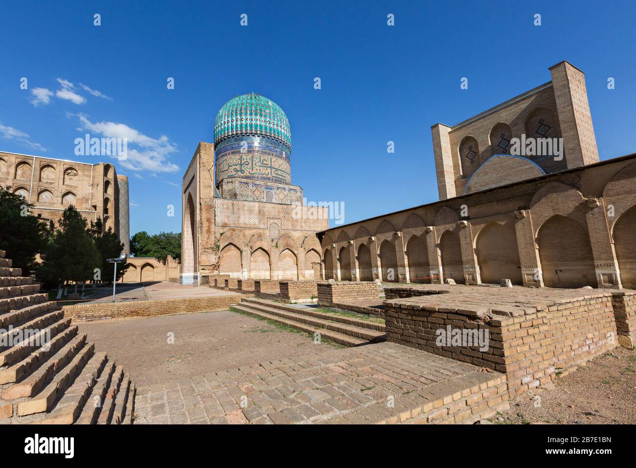 Überreste der Bibi Khanum Moschee und ihrer blauen Kuppel, Samarkand, Usbekistan. Stockfoto