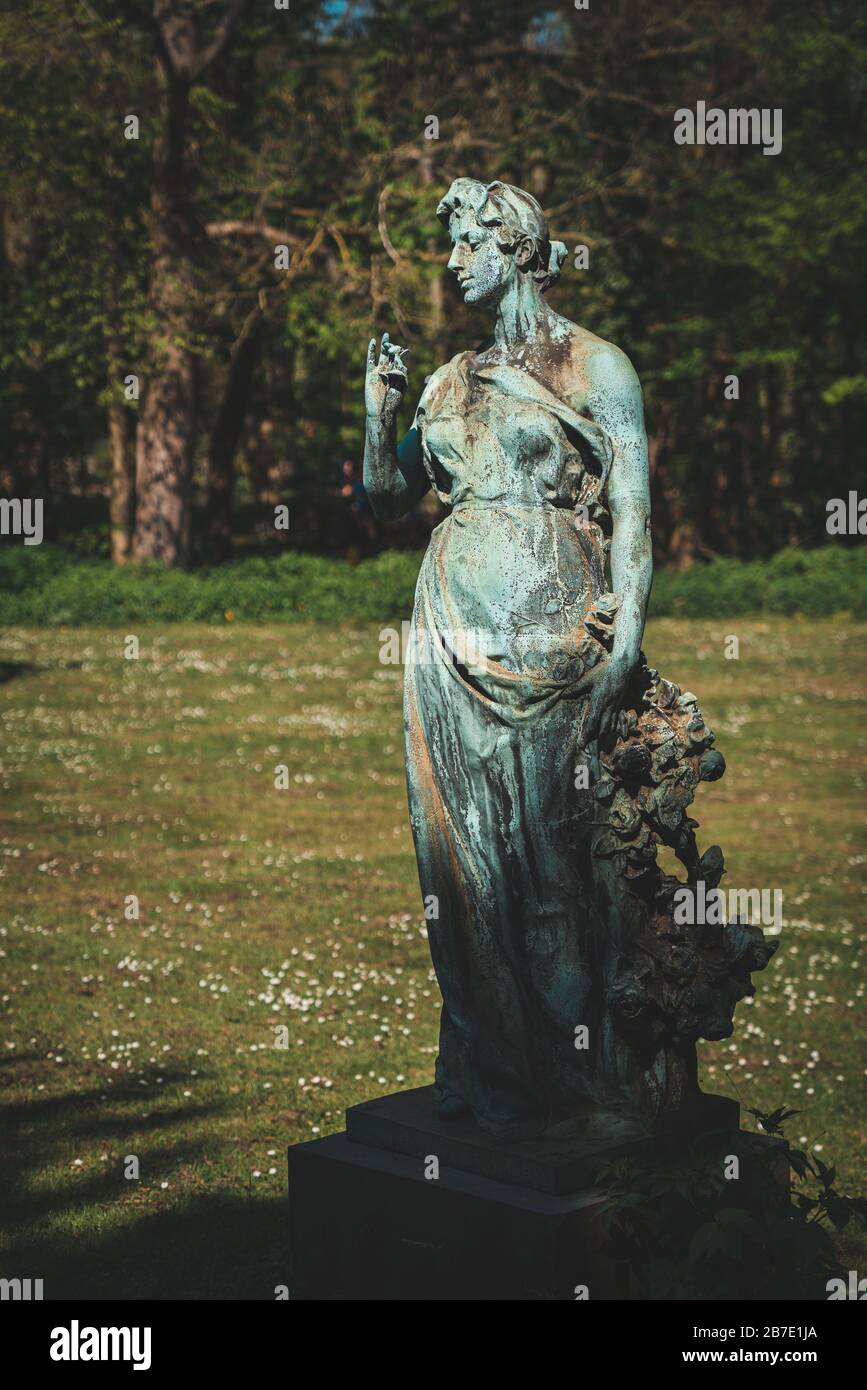 Bronzestatue des Jahres 1898: Die Rose (La Rose) von Josué Dupon im Botanischen Garten Meise (nationaler Botanischer Garten Belgiens) Stockfoto