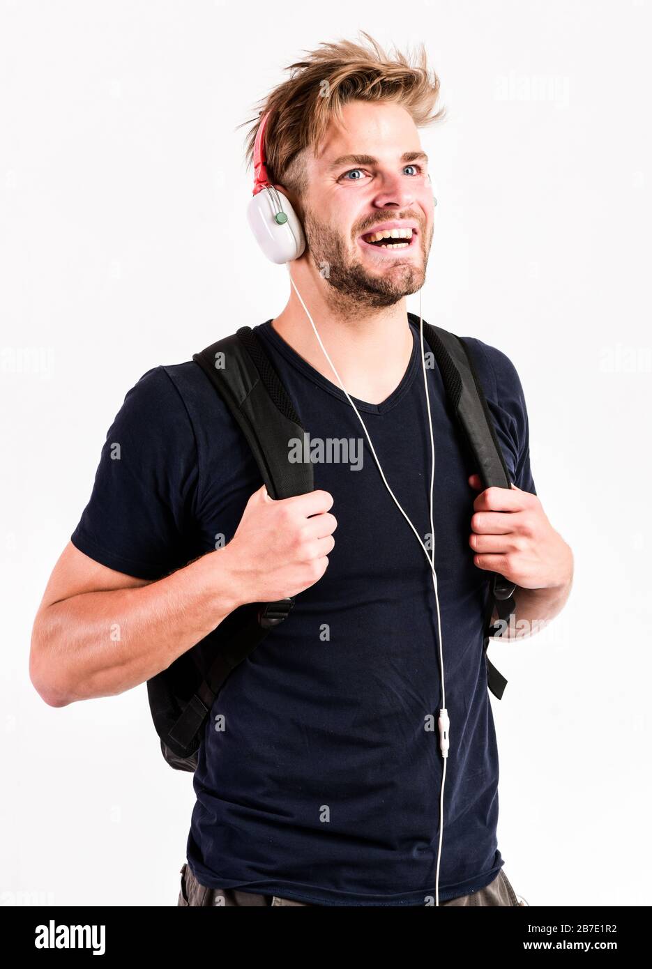 Student gutaussehender Kerl, der Musik hört. Modernes Konzept für Menschen. Mann angepriesen Frisur tragen Kunststoff-Ohrhörer Gadget. Genießen Sie Musik überall. Musikanwendung herunterladen. Jugendmusik schmecken. Stockfoto