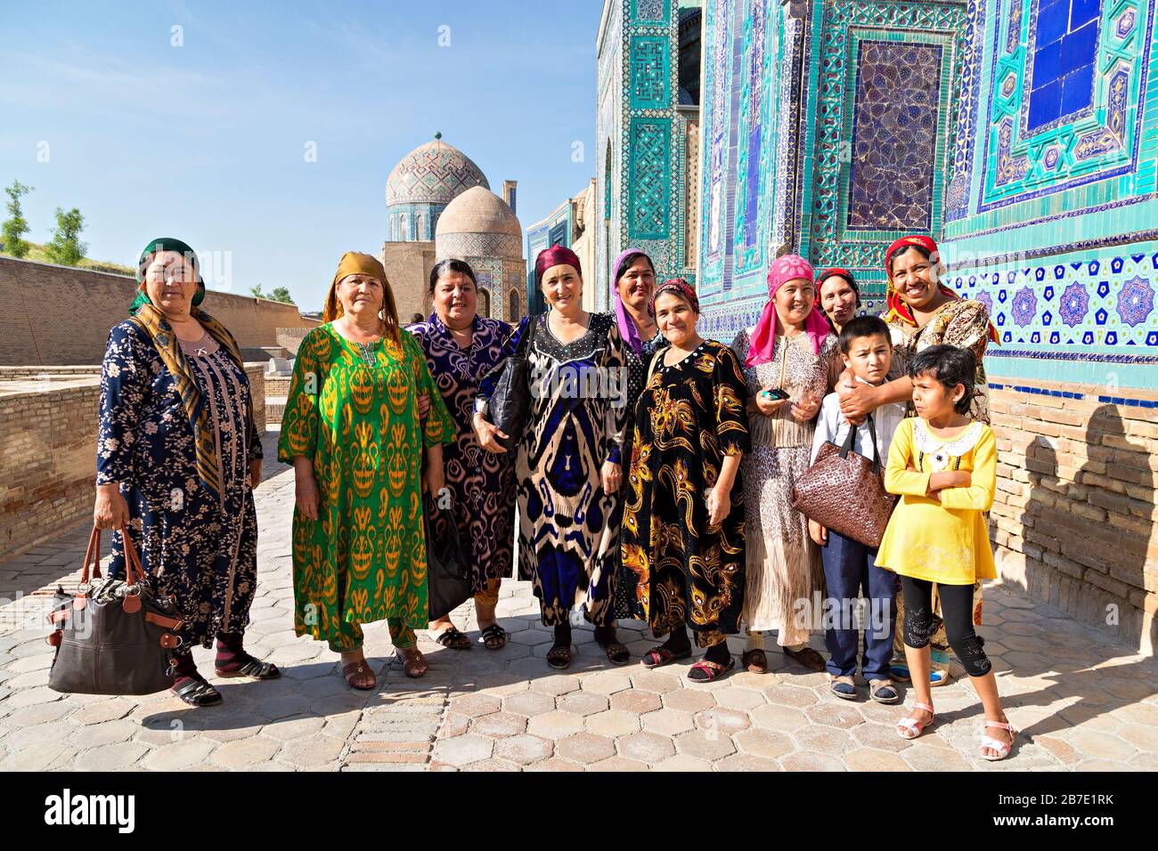 Gruppe usbekischer Frauen und Kinder, die den historischen Friedhof Shahi Zinda in Samarkand, Usbekistan besuchen. Stockfoto