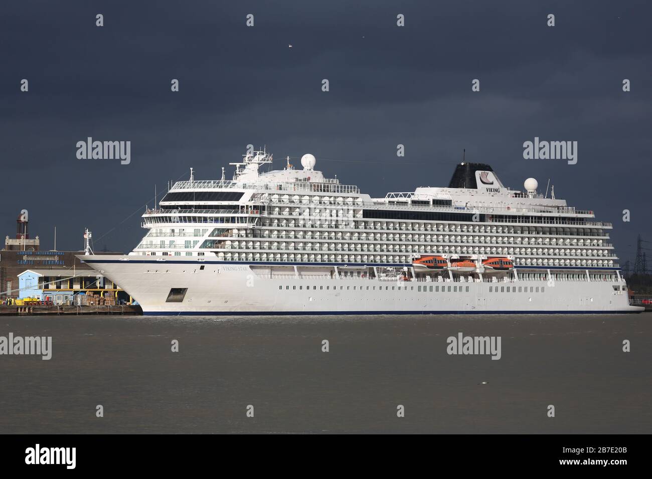 Gravesend, Großbritannien. März 2020. Kreuzfahrtschiff Viking Star in Tilbury kurz vor dem Betreten der zu verlegenden Docks. Fünf Kreuzfahrtschiffe werden in Tilbury Docks innerhalb von 48 Stunden erwartet, da Kreuzfahrtanbieter wie Viking und CMV ihren Betrieb während des Coronavirus Ausbruchs aussetzen. Gutschrift: Rob Powell/Alamy Live News Stockfoto