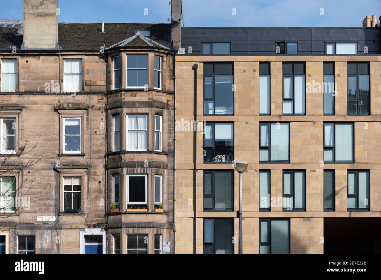 Detail des modernen Apartmentgebäudes neben dem alten Mietshaus in Edinburgh, Schottland, Großbritannien Stockfoto