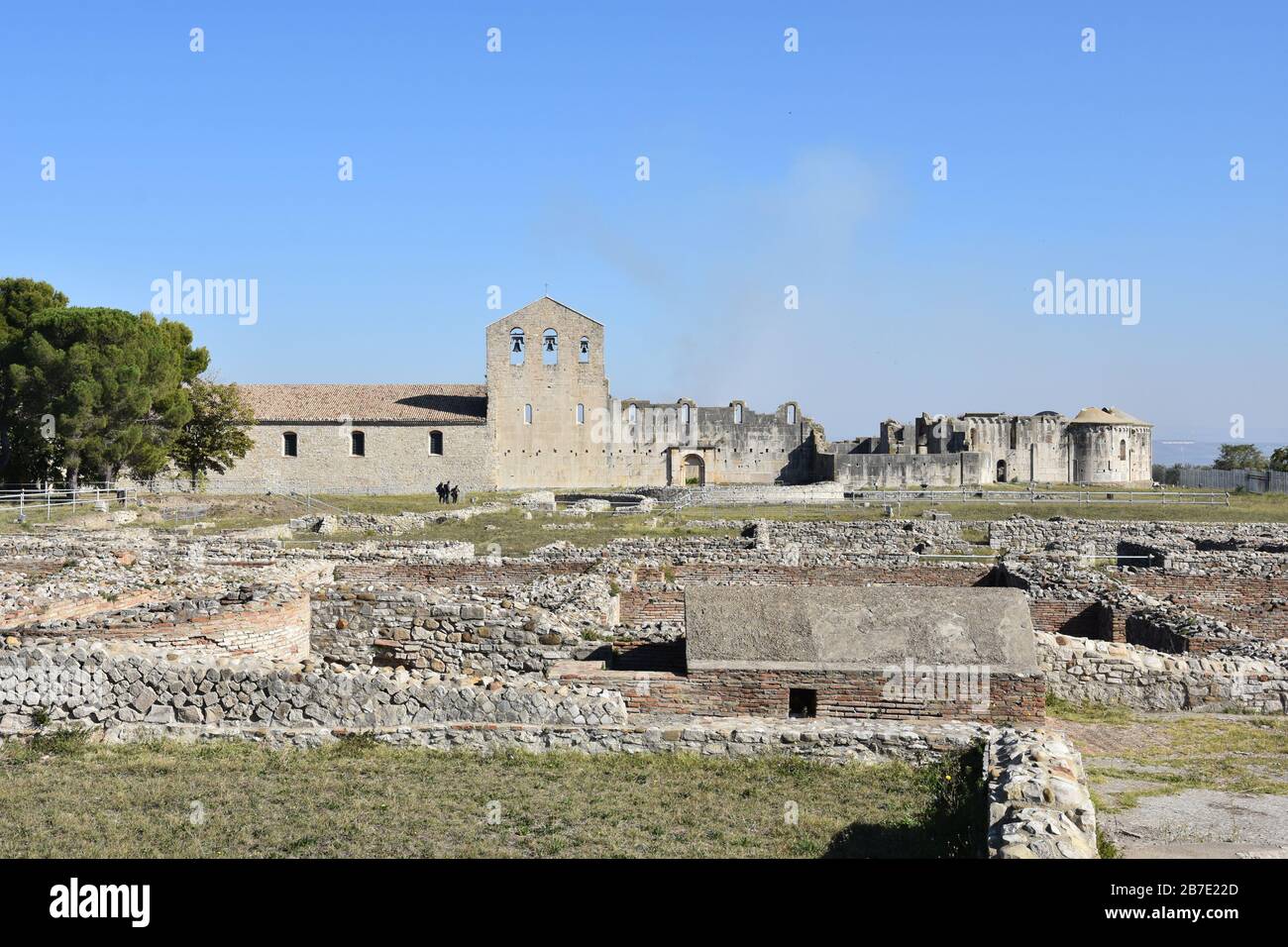 Die Ruinen einer alten Kathedrale in einem Dorf in der Region Basilikata. Stockfoto