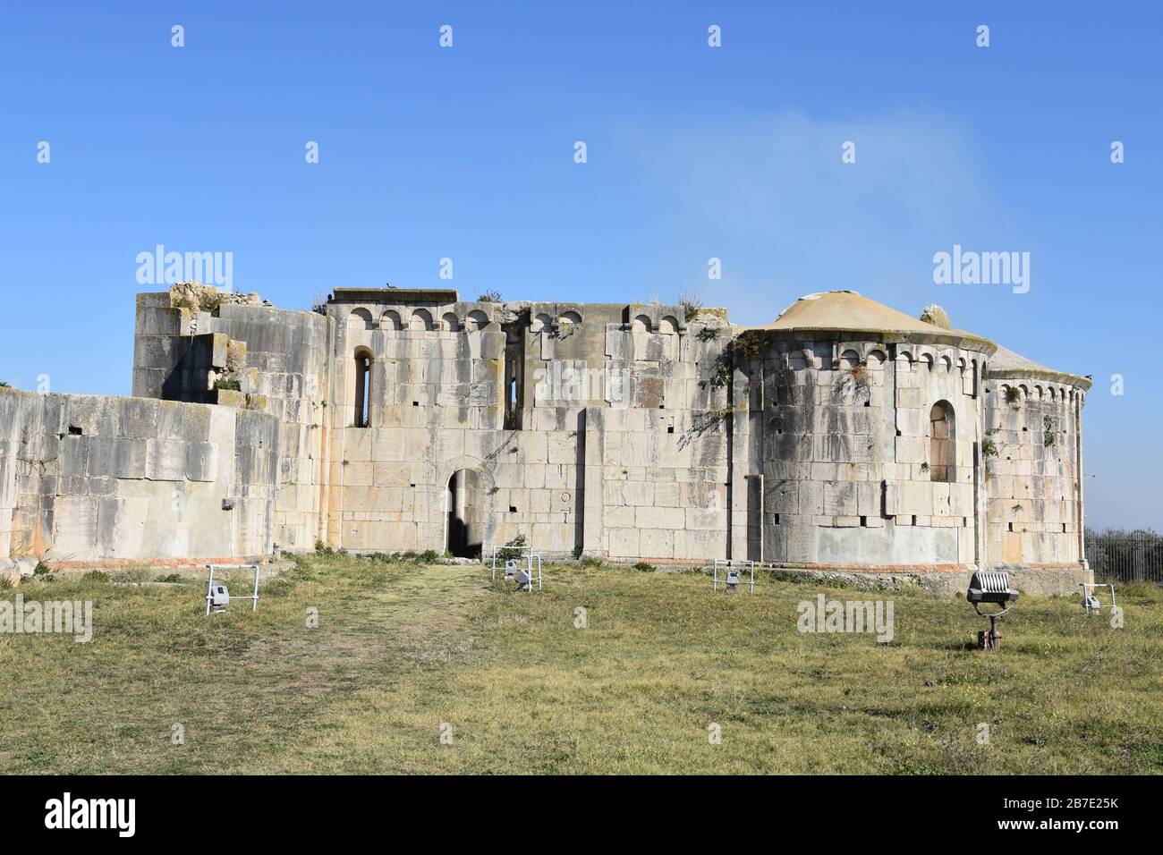 Die Ruinen einer alten Kathedrale in einem Dorf in der Region Basilikata. Stockfoto