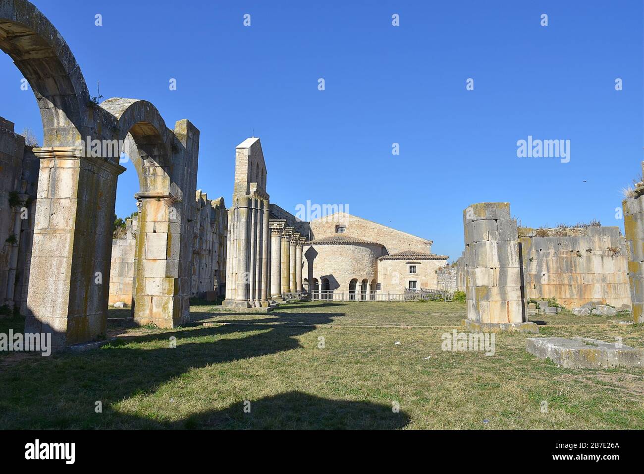 Die Ruinen einer alten Kathedrale in einem Dorf in der Region Basilikata. Stockfoto