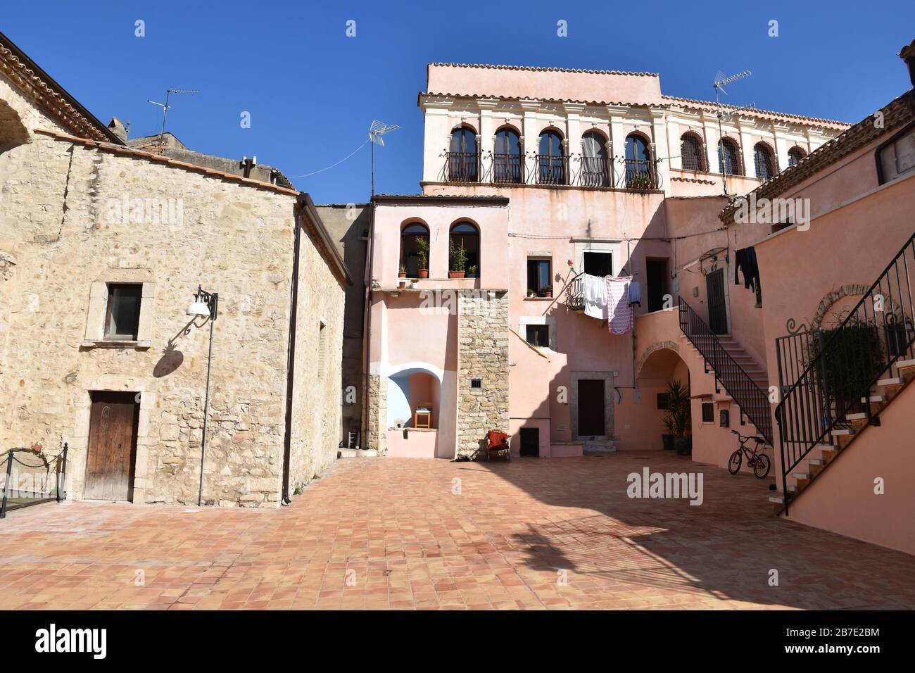 Häuser im mediterranen Stil in einem Dorf in Süditalien Stockfoto