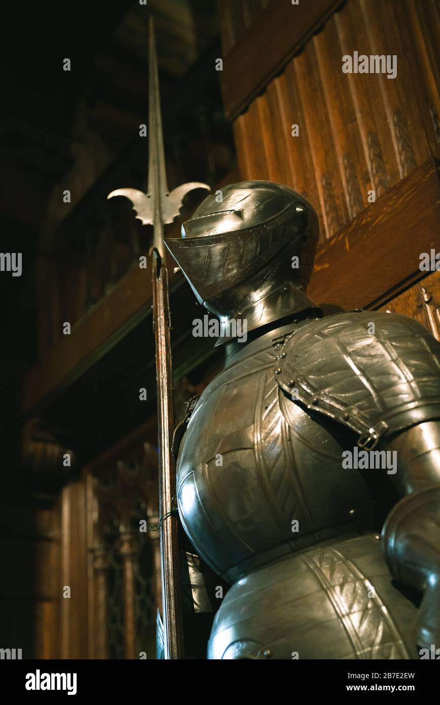 Bronze Vintage Armor or Armor Kostüm mit scharfem Speer und Holzhintergrund Stockfoto