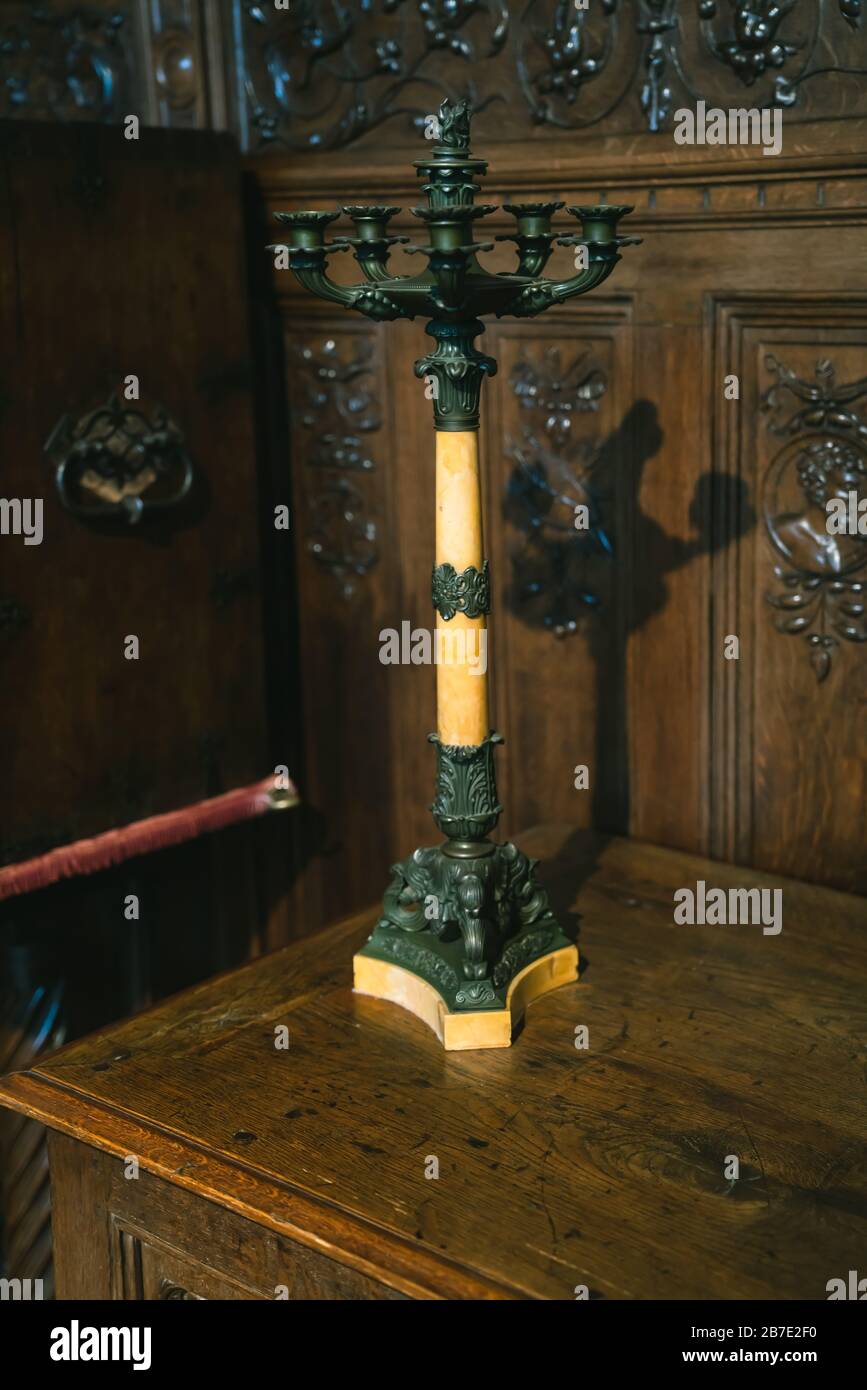 Ein alter antiker Kerzenabrum oder Candlestick oder Chamberstick auf einem Holztisch Stockfoto