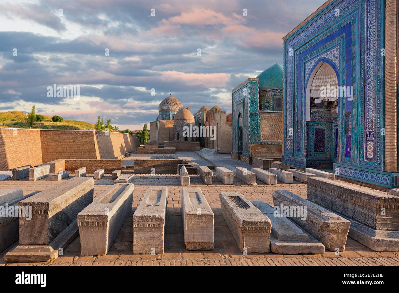Historische Nekropole von Shakhi Zinda bei Sonnenuntergang, Samarkand, Usbekistan Stockfoto