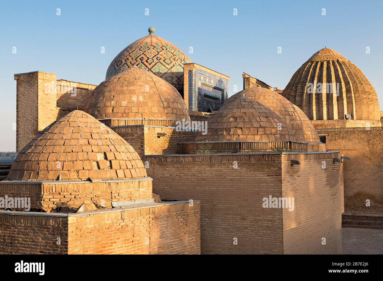 Kuppeln von Mausoleen auf dem historischen heiligen Friedhof von Shahi Zinda, bei Sonnenuntergang, in Samarkand, Usbekistan Stockfoto