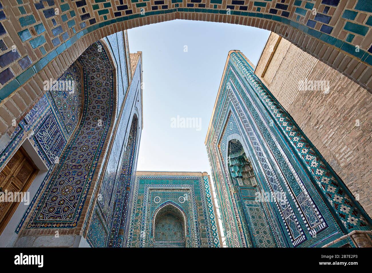 Historischer Friedhof von Shahi Zinda mit seinen fein dekorierten Mausoleen, Samarkand, Usbekistan Stockfoto