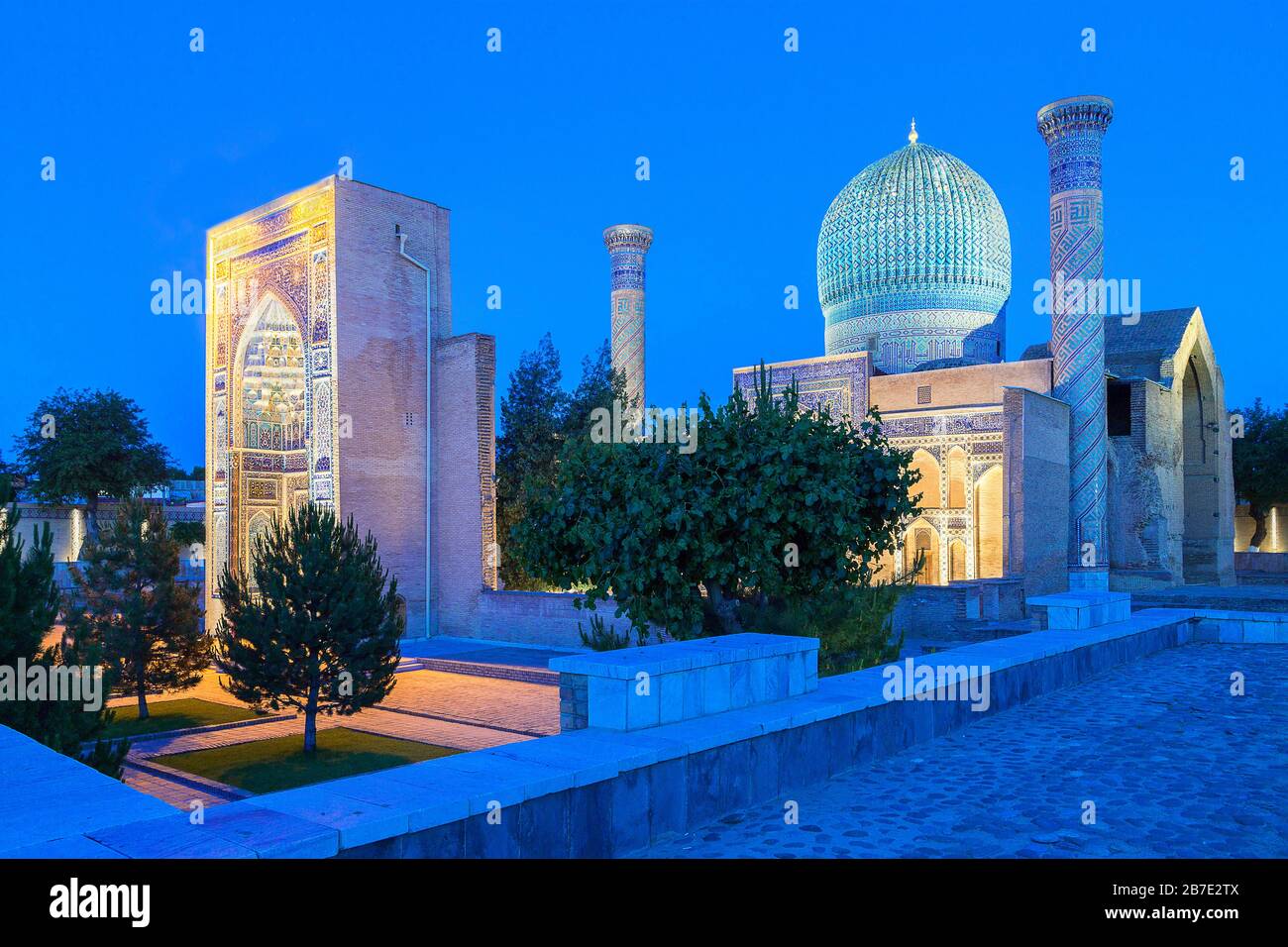 Blick über das Mausoleum von Tamerlane in der Dämmerung, in Samarkand, Usbekistan Stockfoto