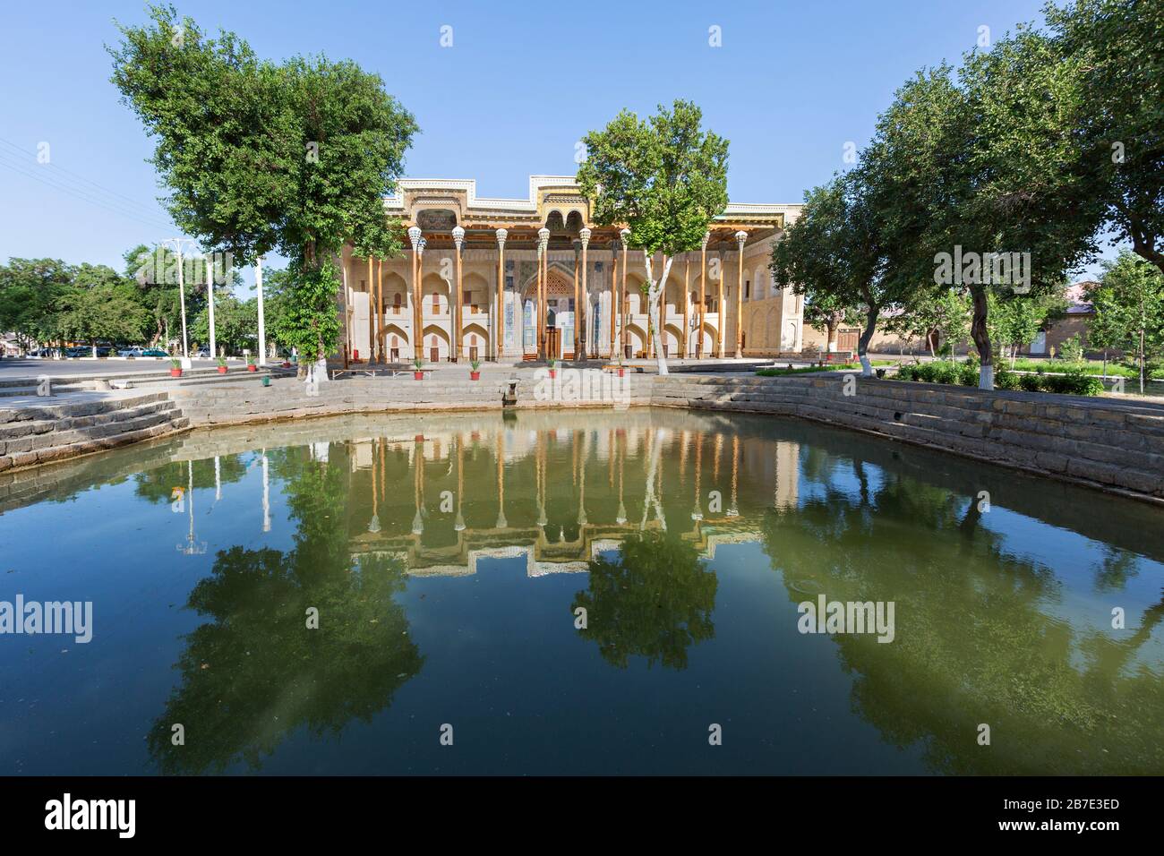 Bolo Hauz Moschee und ihre Reflexion im Teich, in Buchara, Usbekistan Stockfoto