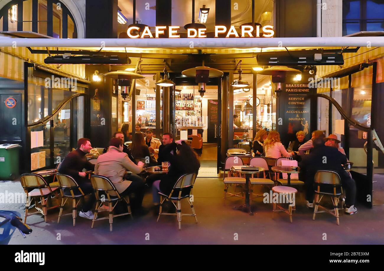 Café de Paris ist der traditionellen französischen Café im historischen Zentrum von Paris, nahe dem Louvre Museum. Stockfoto
